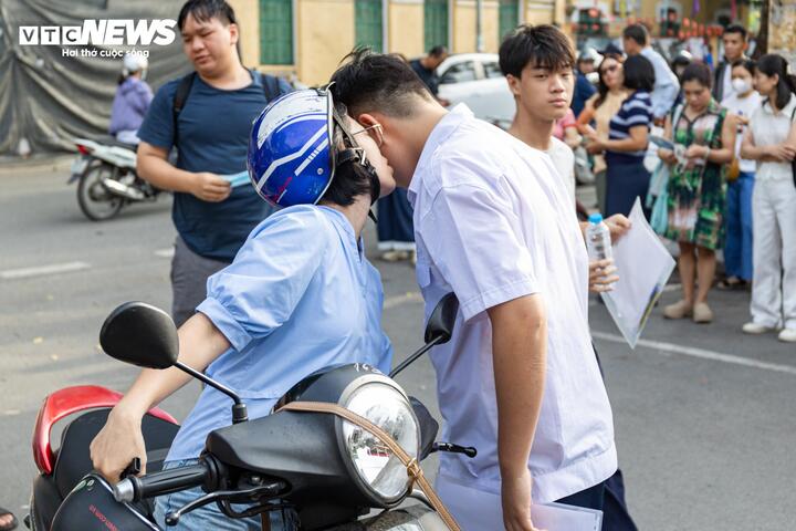 Những cái ôm của bố mẹ tiếp thêm tự tin cho sĩ tử thi vào lớp 10 - 7