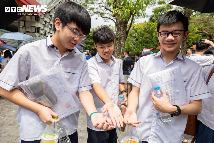 Thí sinh Hà Nội 'trúng tủ' Văn vào lớp 10, tự tin điểm 9, khoe viết bài 'đỏ cả tay' - 10