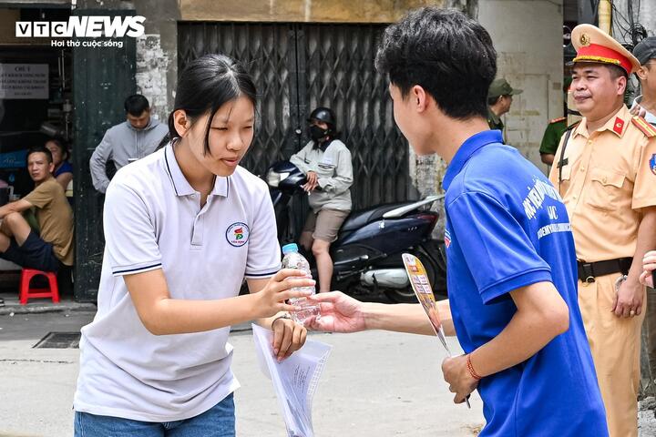 Nắng 40 độ C 'thiêu đốt', phụ huynh Hà Nội vẫn bám trụ chờ con thi lớp 10 - 6