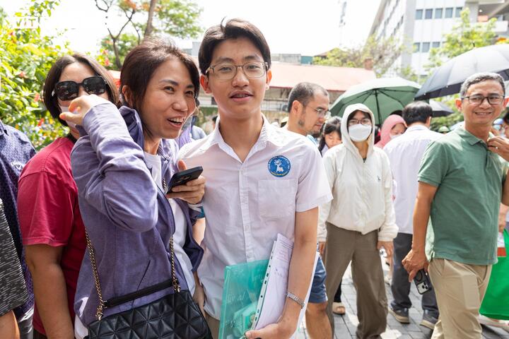 Thí sinh Trần Minh Vũ cho biết hoàn thành gần 6 trang giấy thi môn Ngữ văn. Nam sinh đánh giá đề thi phù hợp với năng lực của mình và tự tin đạt kết quả cao để tiếp tục chinh phục nguyện vọng vào lớp chuyên Pháp, Trường THPT Chu Văn An.