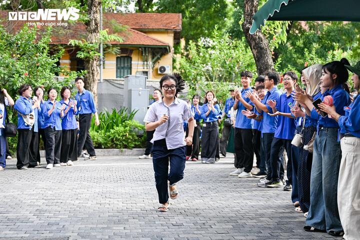Chiều cùng ngày, thí sinh tiếp tục thi môn Ngoại ngữ theo hình thức trắc nghiệm trong 60 phút. Sáng mai 31/5, thí sinh làm bài thi môn Toán với thời gian 120 phút.