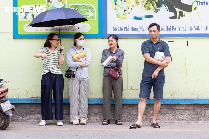 Nắng 40 độ C 'thiêu đốt', phụ huynh Hà Nội vẫn bám trụ chờ con thi lớp 10 - 8
