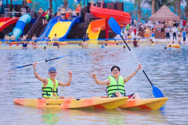 VinWonders Wave Park tại Ocean City thu hút đông đảo du khách đến vui chơi giải trí dịp hè.