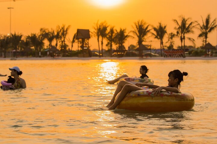 Cư dân, du khách thả mình trên mặt nước khi hoàng hôn xuống ở Ocean City.