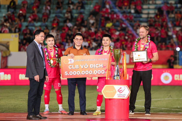 Ông Hồ Nam Tiến, Chủ tịch Ngân hàng LPBank, trao phần thưởng cho nhà vô địch LPBank V.League 1 - 2025/26.