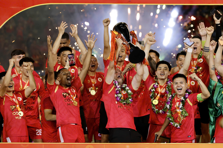 Tối 31/5, câu lạc bộ Công an Hà Nội nâng cúp V.League 2025-2026 trên sân nhà Hàng Đẫy trong lễ trao giải diễn ra sau trận đấu ở vòng 25.