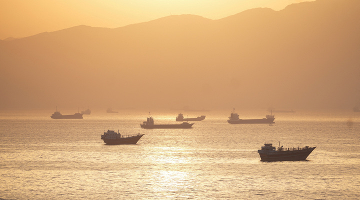 Các tàu neo đậu tại eo biển Hormuz, nhìn từ khu vực Musandam, Oman, ngày 30/5/2026. (Ảnh: Reuters)