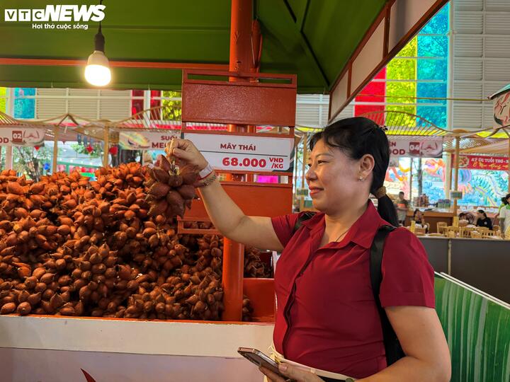 Bà Trần Thị Lân, du khách đến từTuyên Quang, cho biết đã cùng cháu có mặt tại Suối Tiên từ 9h để tham quan Lễ hội Trái cây Nam Bộ lần thứ 22. Bà ấn tượng với không khí vui tươi, cảnh quan đẹp mắt cùng sự đa dạng của các loại trái cây đặc sản. “Có nhiều loại trái cây lạ tôi chưa từng thấy trước đây, rất hấp dẫn và giá cả cũng hợp lý”, bà Lân chia sẻ.
