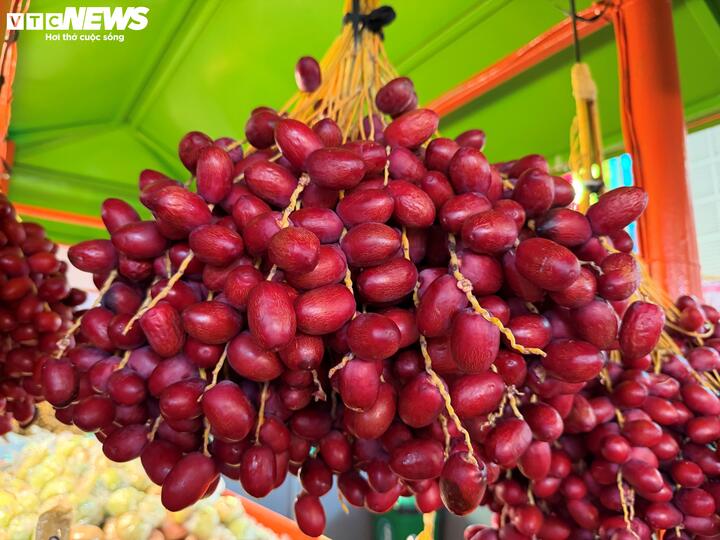 Nhiều du khách thích thú và bất ngờ khi lần đầu được tận mắt chiêm ngưỡng những giống trái cây độc, lạ đến từ nhiều địa phương trên cả nước. Không ít người dừng lại tìm hiểu nguồn gốc, đặc tính của từng loại trái cây và ghi lại hình ảnh để chia sẻ với bạn bè, người thân.