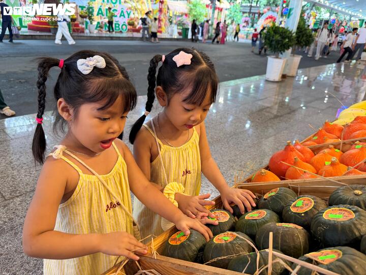 Các em nhỏ hào hứng tham gia trải nghiệm tại Suối Tiên trong ngày khai hội. Bên cạnh trải nghiệm văn hóa và nông sản, lễ hội năm nay còn mang đến nhiều khu vui chơi mới, phù hợp với các gia đình có trẻ em trong dịp nghỉ hè.