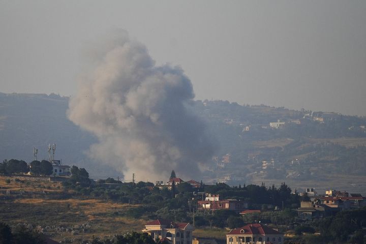 Khói bốc lên từ khu vực miền Nam Lebanon, nhìn từ thành phố Nabatieh, ngày 30/5. (Ảnh: Reuters)