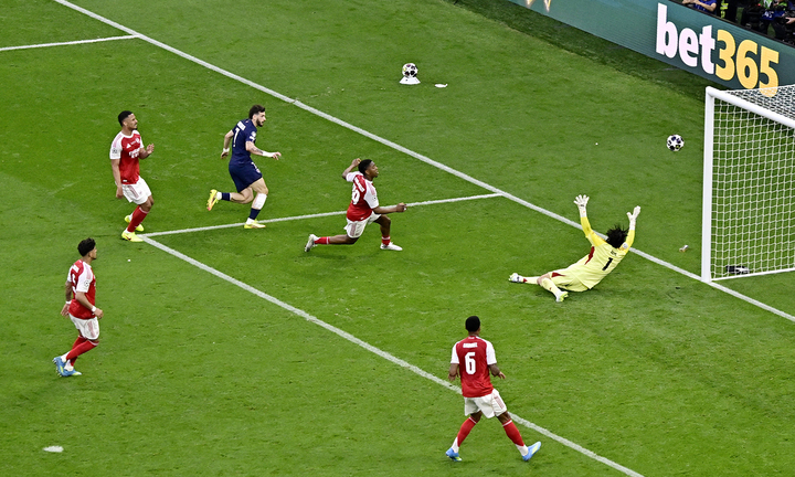 Arsenal thoát bàn thua. (Ảnh: Reuters)