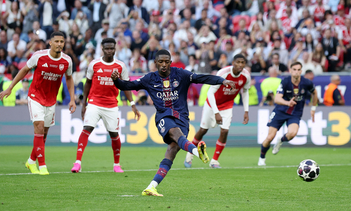 Dembele gỡ hòa. (Ảnh: Reuters)