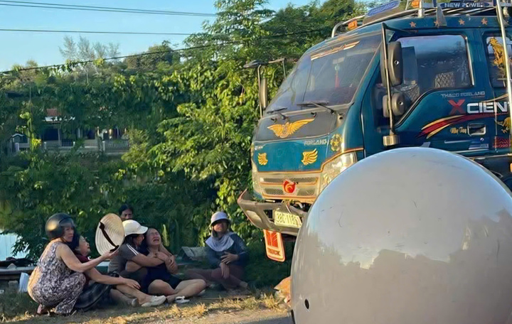 Hiện trường nơi xảy ra vụ tai nạn giữa ô tô tải và xe máy làm cháu bé 6 tuổi ở Huế tử nạn. (Ảnh: MXH)