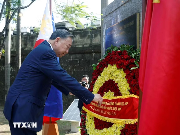 Tổng Bí thư, Chủ tịch nước Tô Lâm dâng hoa tại Tượng đài Chủ tịch Hồ Chí Minh trong Công viên ASEAN, thành cổ Intramuros. (Ảnh: Thống Nhất/TTXVN)