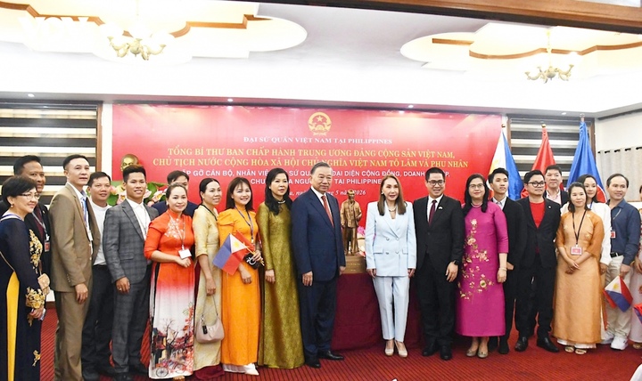 Tổng Bí thư, Chủ tịch nước Tô Lâm cùng Phu nhân chụp ảnh lưu niệm cùng cộng đồng, doanh nghiệp và chuyên gia người Việt Nam tại Philippines.