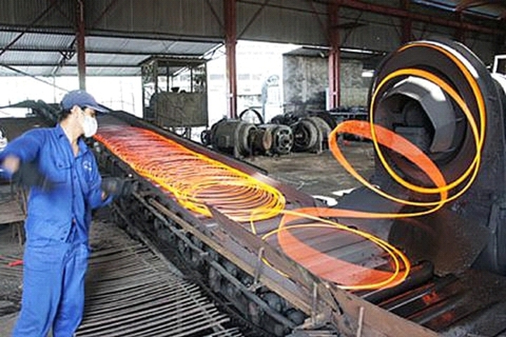 Nhiều doanh nghiệp sắp xếp lại hoạt động sản xuất trước khi giá điện đổi khung giờ cao điểm. (Ảnh minh họa: VGP/ Toàn Thắng)