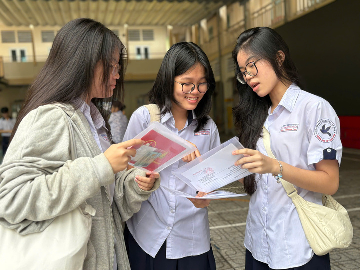 Thí sinh tới làm thủ tục dự thi tại điểm thi THCS Võ Trường Toản, phường Sài Gòn, sáng 31/5.