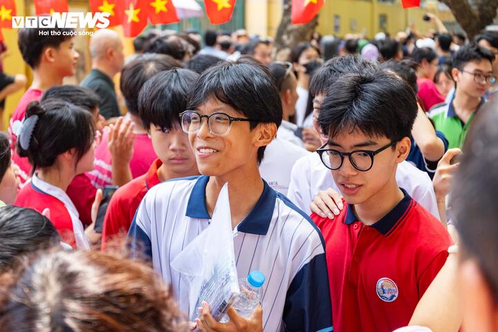 Những nụ cười rạng rỡ hiện rõ trên gương mặt các sĩ tử khi kỳ thi khép lại. Sau nhiều tháng ôn luyện và hai ngày thi căng thẳng, nhiều em không giấu được sự thoải mái khi đã hoàn thành chặng đường quan trọng.