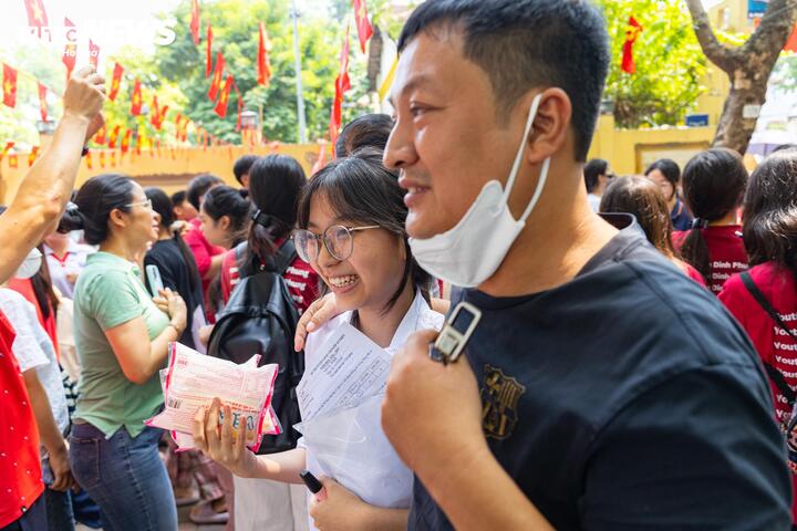 Nụ cười xen nước mắt tiếc nuối của sĩ tử Hà Nội sau môn thi cuối lớp 10 - 8