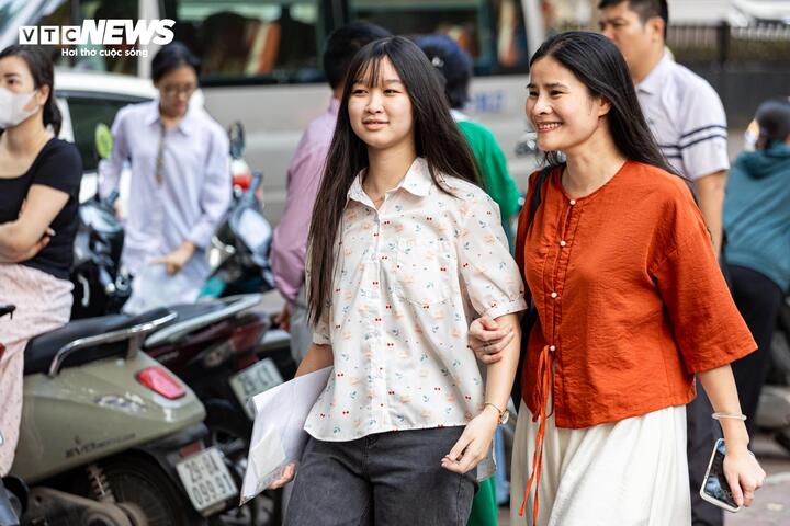 Bút mới, xe ôm miễn phí, 'bùa may mắn' tiếp sức sĩ tử Hà Nội trong ngày thi cuối - 10