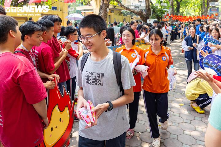 Nụ cười xen nước mắt tiếc nuối của sĩ tử Hà Nội sau môn thi cuối lớp 10 - 6