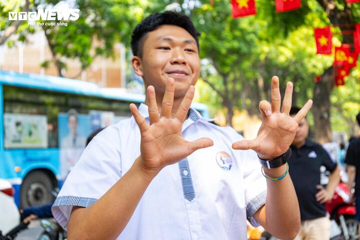 “Em làm hết câu B phần hình học thì còn khoảng 55 phút. Phần nâng cao em làm trong khoảng 10 phút, nhưng câu C hình học em không làm được. Dù vậy, em khá hài lòng với bài làm của mình và tự tin đạt khoảng 9,5 điểm”, em Lê Đức Hoàng (THCS Phan Chu Trinh) chia sẻ.