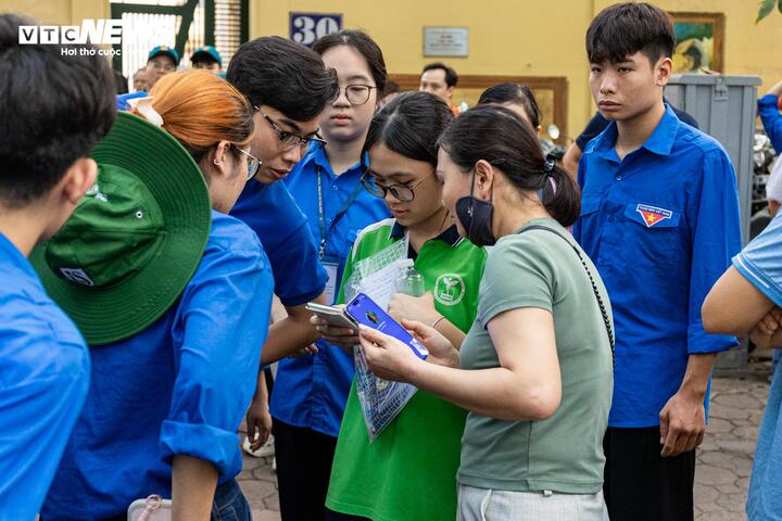 Bút mới, xe ôm miễn phí, 'bùa may mắn' tiếp sức sĩ tử Hà Nội trong ngày thi cuối - 8