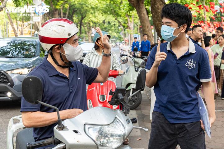Bút mới, xe ôm miễn phí, 'bùa may mắn' tiếp sức sĩ tử Hà Nội trong ngày thi cuối - 12
