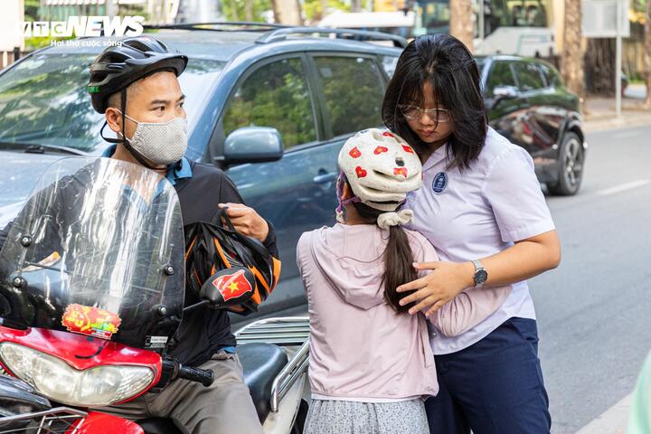 Bút mới, xe ôm miễn phí, 'bùa may mắn' tiếp sức sĩ tử Hà Nội trong ngày thi cuối - 13