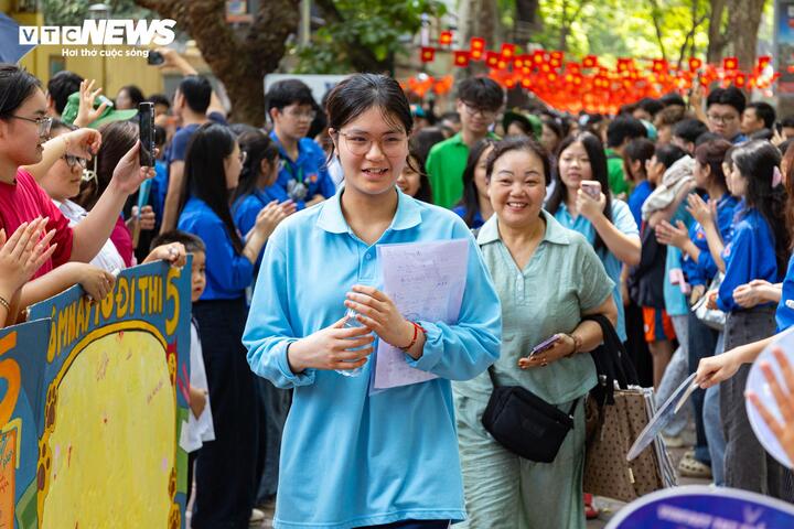 Buổi thi môn Toán ghi nhận 2 thí sinh vi phạm quy chế do mang điện thoại vào phòng thi. Không có cán bộ coi thi vi phạm quy chế.