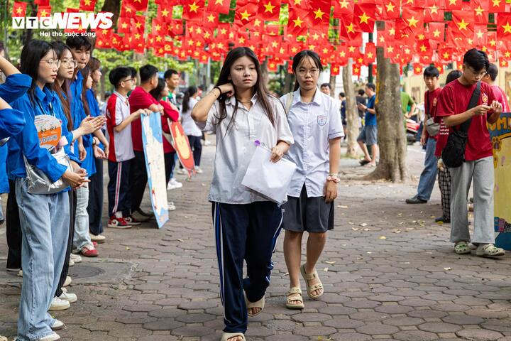 Năm học 2026-2027, Hà Nội có 124.915 thí sinh đăng ký nguyện vọng 1 vào lớp 10 các trường THPT công lập không chuyên; số đăng ký nguyện vọng 2 và nguyện vọng 3 lần lượt là 121.792 và 108.358. Trong khi đó, tổng chỉ tiêu tuyển sinh được giao cho 122 trường THPT công lập không chuyên là 79.533 học sinh.