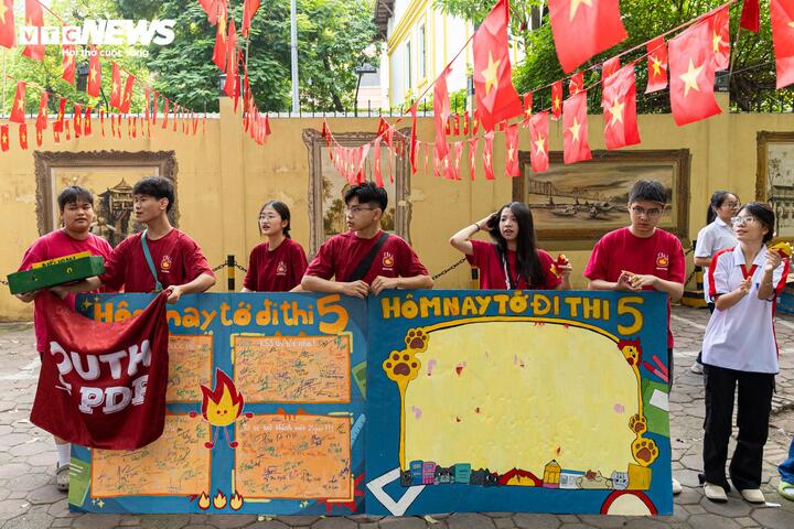 Những tấm băng rôn đầy sắc màu cùng hàng trăm chữ ký, lời chúc từ các thế hệ học sinh THPT Phan Đình Phùng đã trở thành nguồn động viên đặc biệt, gửi gắm niềm tin và sự cổ vũ tới các sĩ tử.