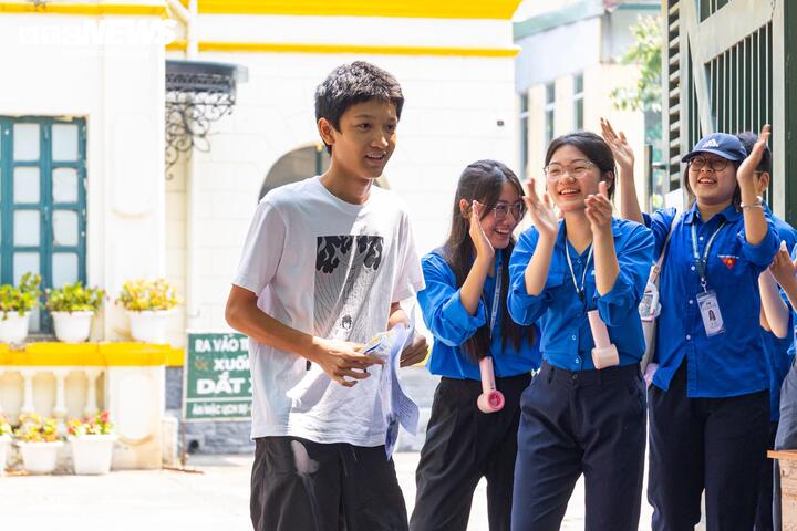 Bước ra khỏi phòng thi đầu tiên với tâm trạng khá thoải mái, em Tống Vũ Dũng, học sinh Trường THCS Xuân La, cho biết đề thi Toán năm nay vừa sức. Dù mất khá nhiều thời gian cho câu hình học, nam sinh vẫn hoàn thành tốt các phần còn lại và tự tin đạt khoảng 9 điểm. “Em bị mất nhiều thời gian ở bài hình, nhưng phần đại số khá phù hợp với những gì được ôn tập. Với kết quả làm bài hôm nay, em tin mình có thể đỗ nguyện vọng 1”, Vũ Dũng chia sẻ.