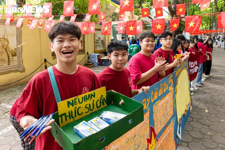 Những cung bậc cảm xúc khép lại kỳ thi lớp 10 tại Hà Nội - 19