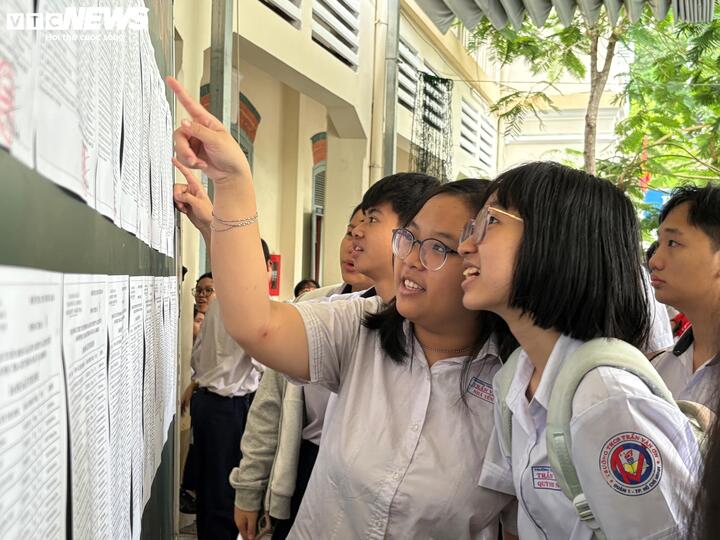Thí sinh kiểm tra lại danh sách phòng thi, sơ đồ phòng thi tại điểm thi Trường THCS Võ Trường Toản.
