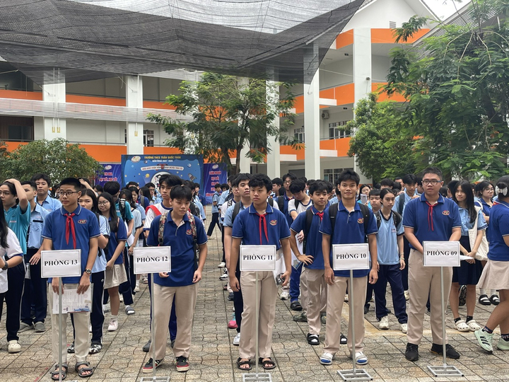 Tại điểm thi Trường THCS Trần Quốc Toản (phường Bình Trưng), thí sinh xếp hàng ngay ngắn, di chuyển lần lượt lên phòng thi để làm thủ tục dự thi.