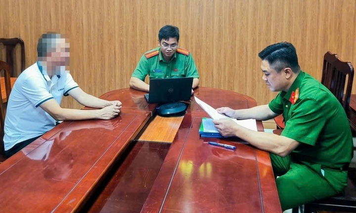 Cơ quan Công an làm việc ông N.H.Đ. (Ảnh: Công an TP Hà Nội)