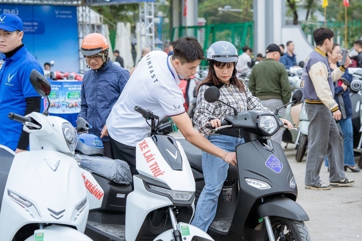 Hộ nghèo của toàn Thành và toàn bộ người dân Côn Đảo được hỗ trợ toàn bộ chi phí mua xe máy điện.