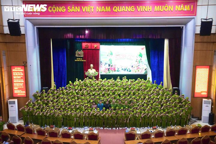 294 "chiến sĩ nhí" chào điều lệnh trong ngày đầu hội quân tại Học viện Cảnh sát nhân dân.