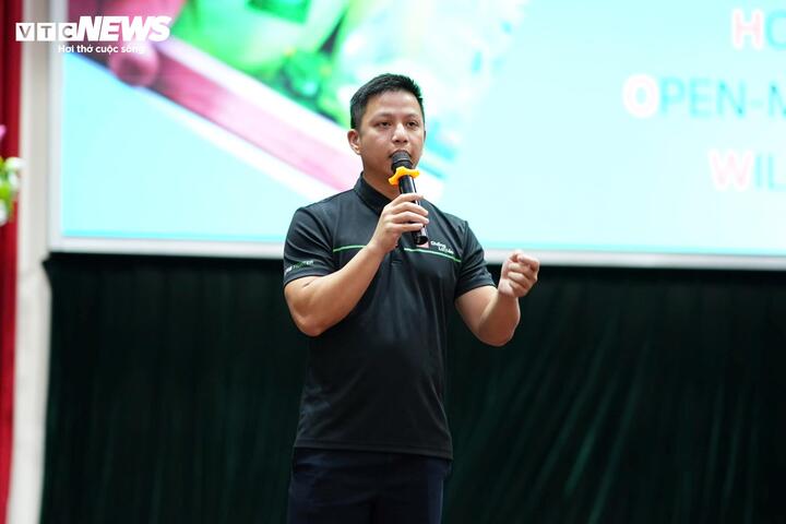 Ông Ngô Minh Hiếu (Hiếu PC) - Giám đốc Dự án Chống Lừa Đảo, Thành viên Hiệp hội An ninh mạng Quốc gia Việt Nam, giảng chuyên đề đầu tiên cho các chiến sĩ nhí với sự tham gia của cả các phụ huynh về “An toàn an ninh mạng trong thời đại AI”.