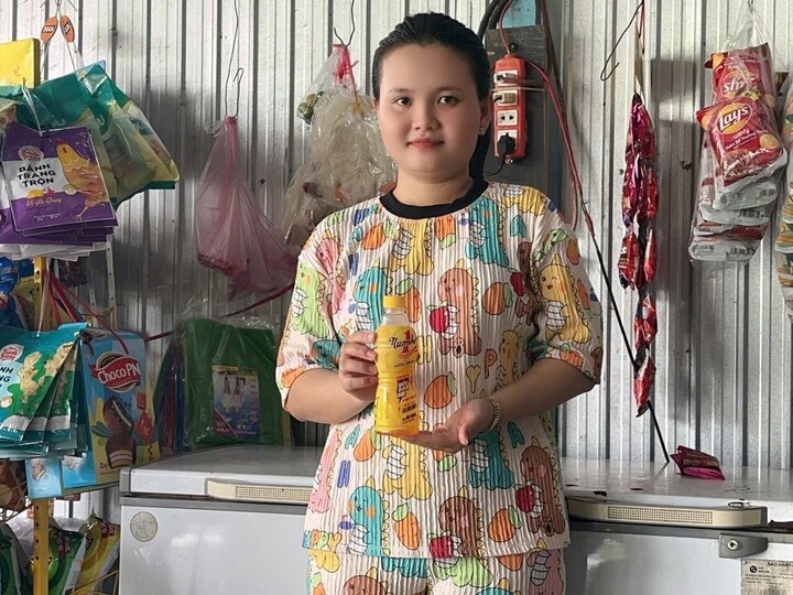 Chị Lê Thị Ngọc Trang bên quán nhỏ tại An Giang, nơi câu chuyện trúng 50 triệu đồng từ một lần xé nhãn chai Number 1 bắt đầu lan khắp xóm. (Ảnh NVCC)