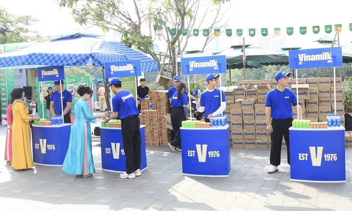 Các điểm trao tặng sản phẩm dinh dưỡng của Vinamilk sẵn sàng phục vụ người dân và các lực lượng Công an nhân dân tham gia các hoạt động trong khuôn khổ chương trình. (Ảnh: Vi Nam)