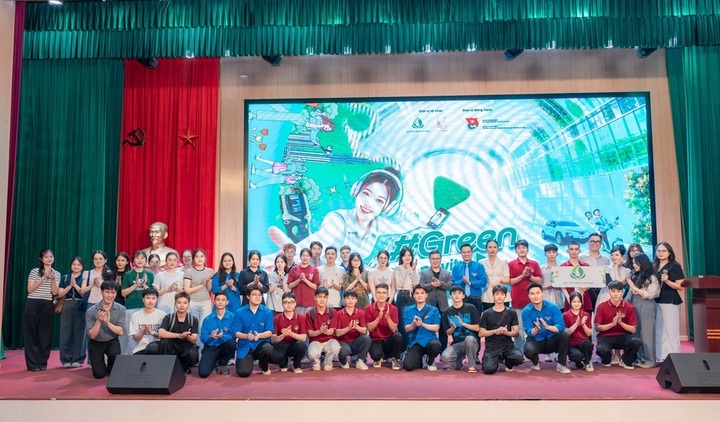 Sinh viên Trường ĐH Tài nguyên & Môi trường Hà Nội tìm hiểu thông tin về cuộc thi. (Ảnh: BTC)