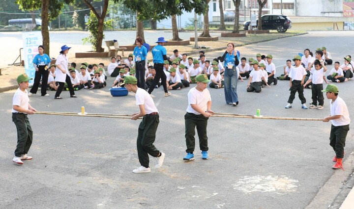 Không chỉ là dịp nghỉ ngơi sau năm học, kỳ nghỉ hè giờ đây được nhiều phụ huynh định hướng như một khóa trải nghiệm ngắn hạn, để giúp con có thêm những kỹ năng cần thiết. (Ảnh: VN)