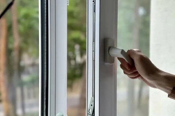 Bạn nên để một khe hở khoảng 3-10 cm để không khí lưu thông bình thường, cho phép máy hút mùi hoạt động hiệu quả nhất.