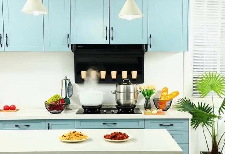 Máy hút mùi hoạt động dựa trên việc hút khói, hơi nước, hơi dầu mỡ và mùi khó chịu ra khỏi không gian bếp.