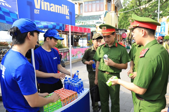 Các chiến sĩ Công an nhân dân tìm hiểu sản phẩm dinh dưỡng Vinamilk. (Ảnh: Vi Nam)