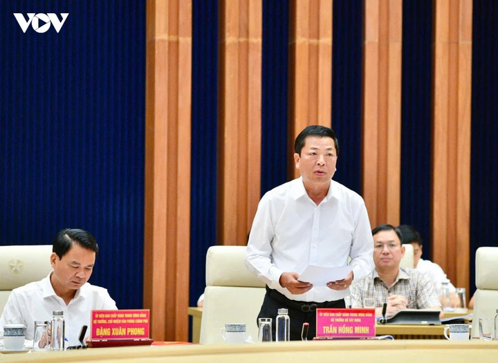 Bộ trưởng Bộ Xây dựng Trần Hồng Minh báo cáo tình hình triển khai xây dựng nhà ở xã hội, nhà ở cho thuê tại các địa phương.