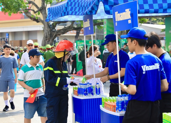 Các sản phẩm dinh dưỡng Vinamilk được lựa chọn phù hợp với nhiều nhóm đối tượng, từ trẻ em đến các lực lượng thực hiện nhiệm vụ và người dân. (Ảnh: Vi Nam)